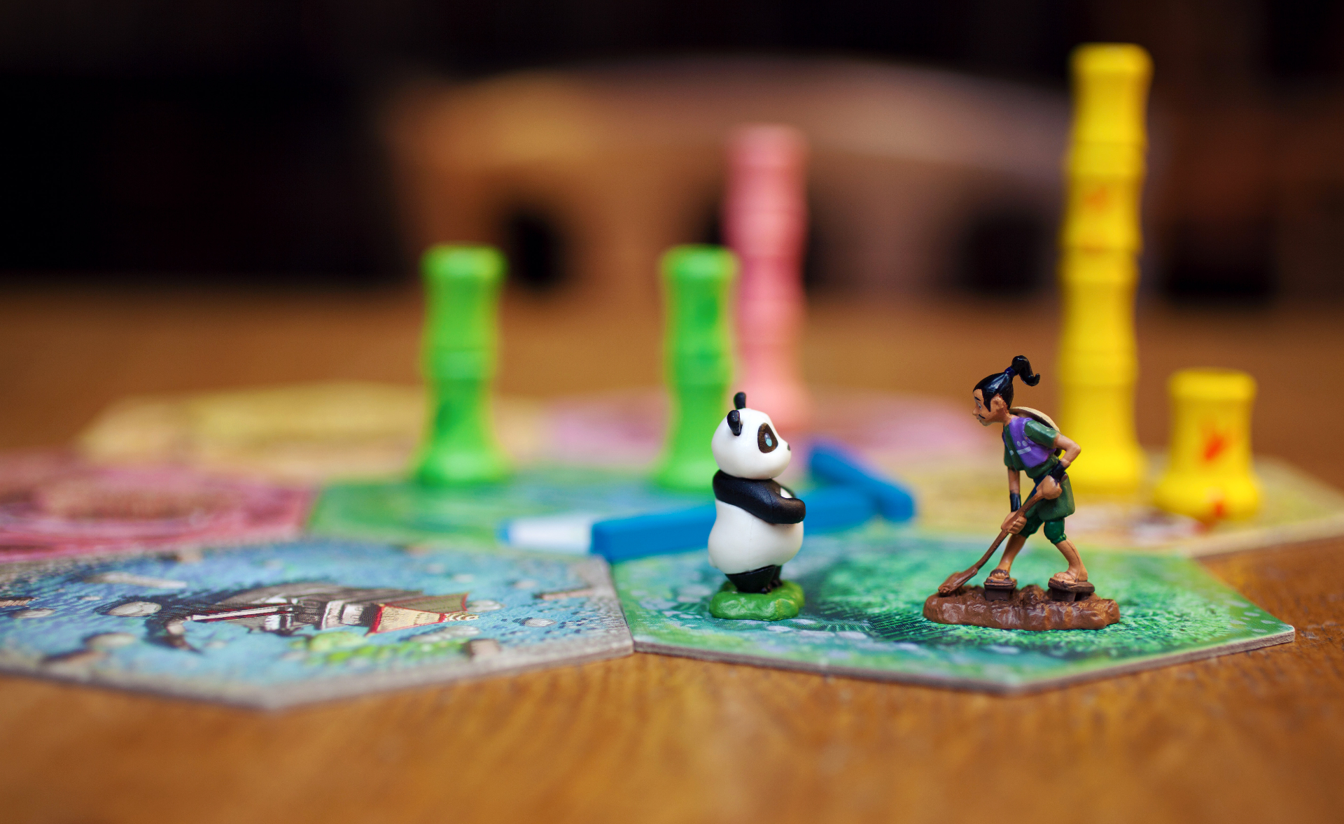 Jeu de société sur une table au Plateau, coworking convivial Vieux Lille