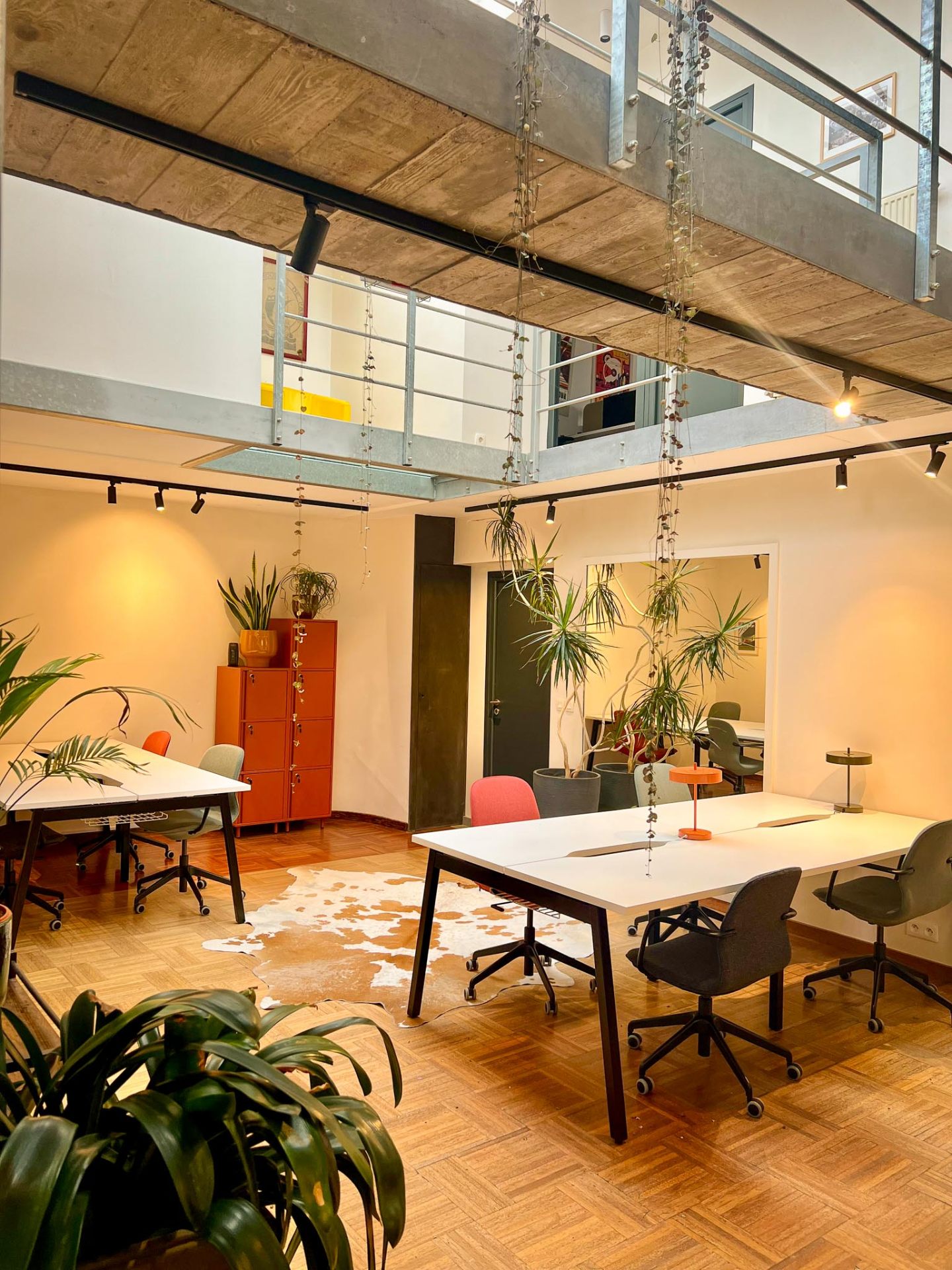 Espace de travail avec mobilier coloré et plantes