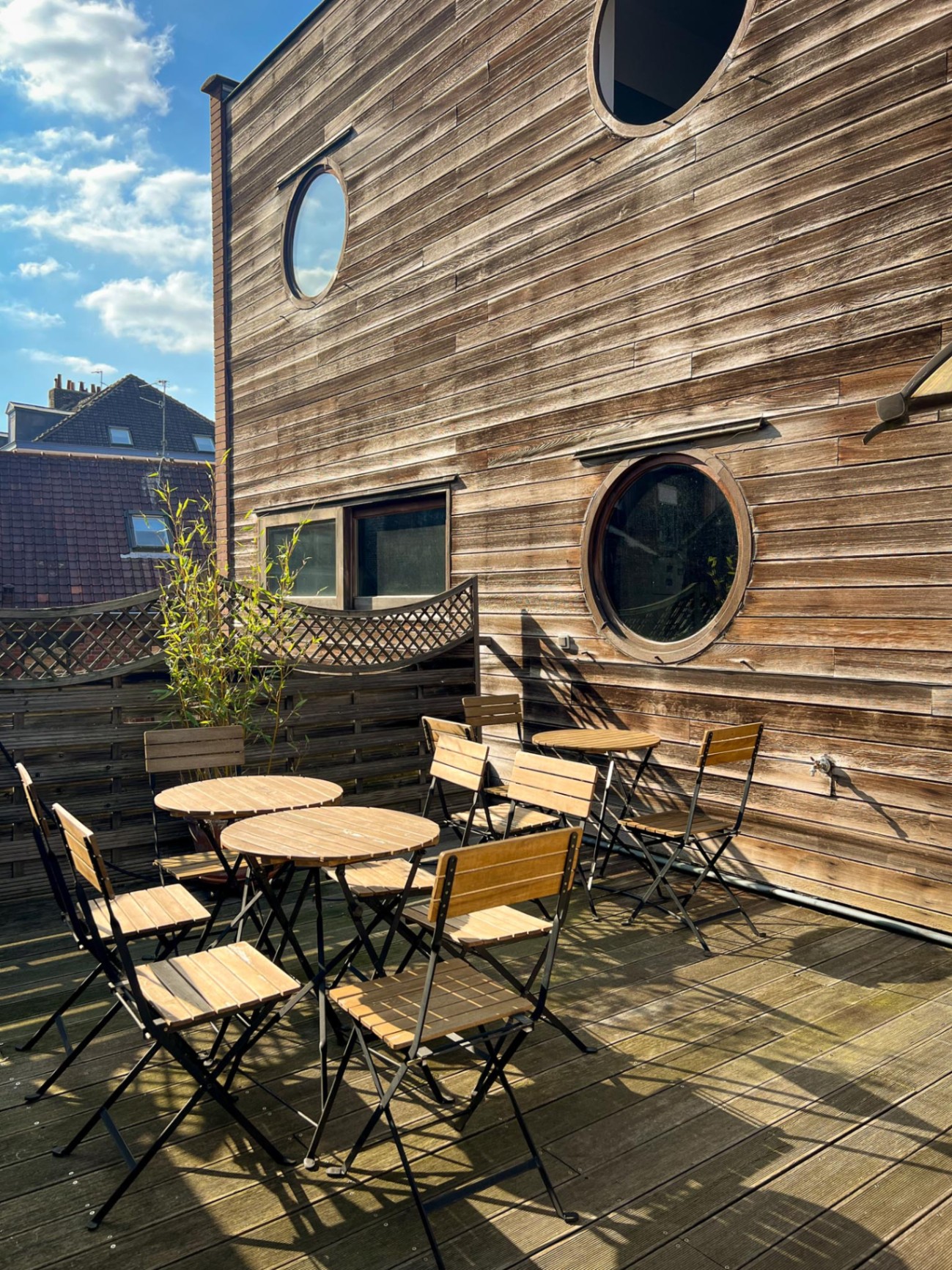 Terrasse en bois ensoleillée avec hublots